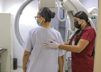Mujer haciéndose un estudio de mastografía para detectar cáncer de mama