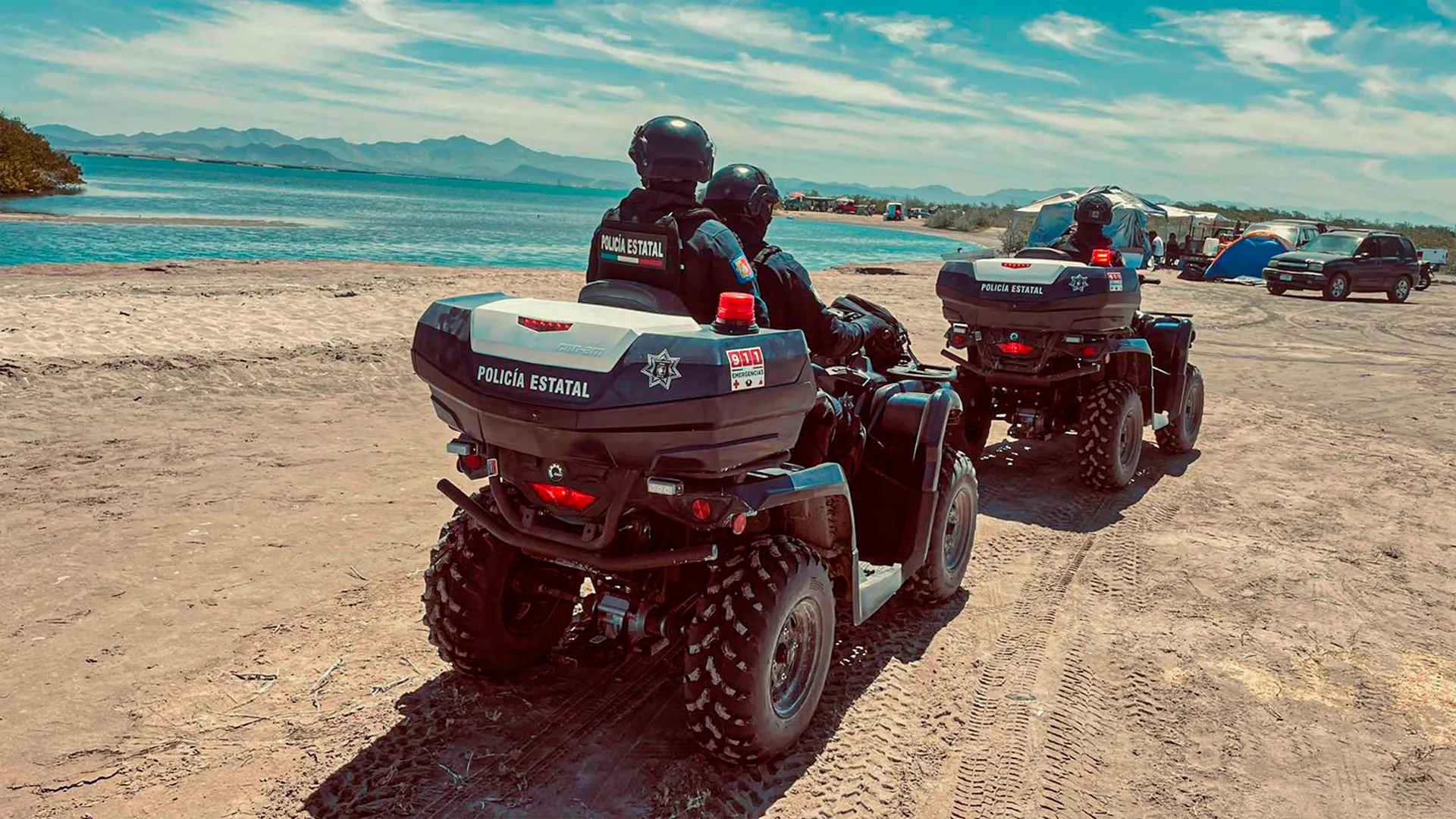 Policías municipales haciéndo rondines de vigilancia en las playas