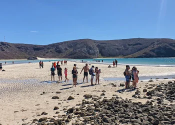 Turistas de visita en playa Balandra, con la marea extremadamente baja