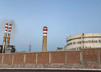 Chimeneas de la termoeléctrica de la Comisión Federal de Electricidad (CFE) en Punta Prieta, hechando humo