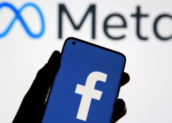 facebook - meta - hombre ingrsando a la app de facebook desde el celular