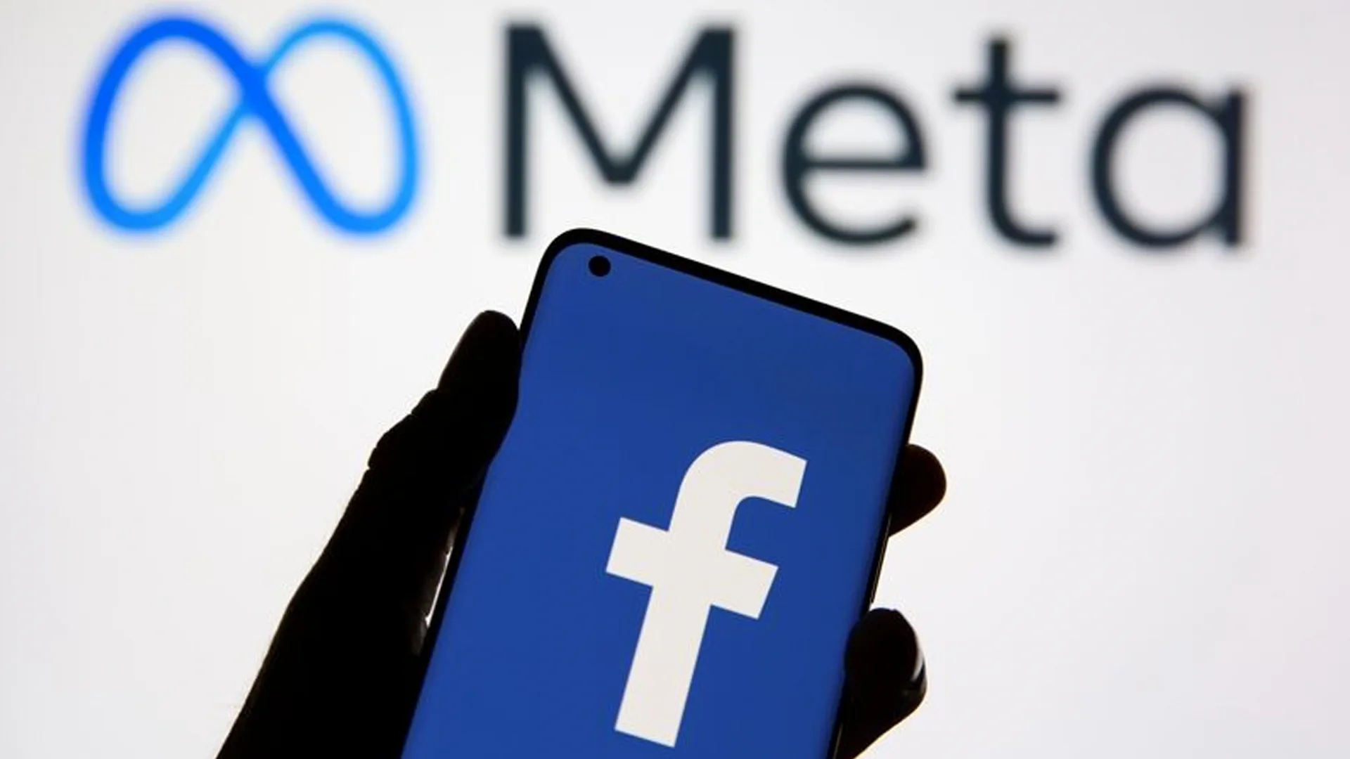 facebook - meta - hombre ingrsando a la app de facebook desde el celular