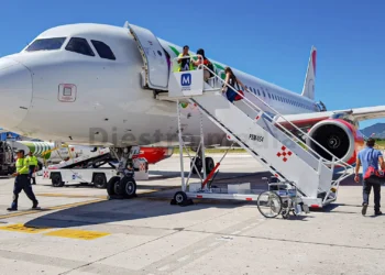 Pasajeros abordando un avión desde el aeropuerto de Los Cabos. Anuncia SETUE nuevas rutas aéreas para Los Cabos y Loreto