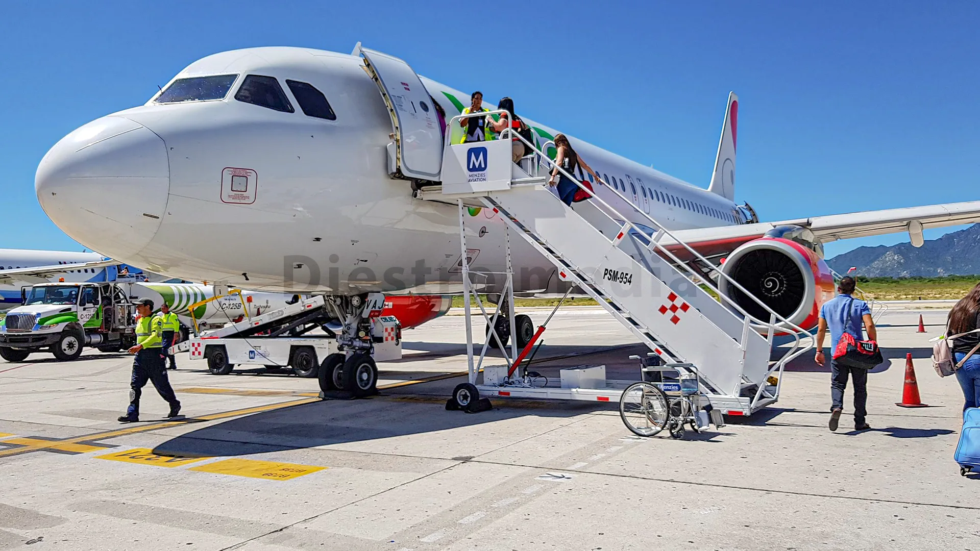 Pasajeros abordando un avión desde el aeropuerto de Los Cabos. Anuncia SETUE nuevas rutas aéreas para Los Cabos y Loreto