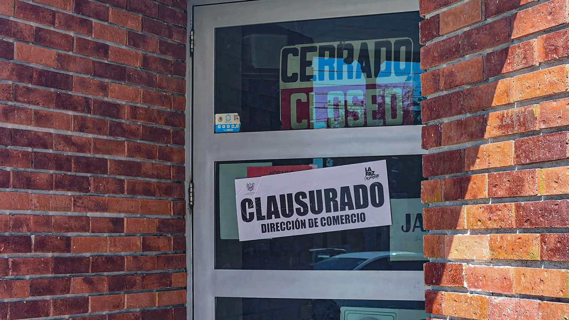 Clausuran tienda de uniformes en La Paz por no contar con los permisos necesarios