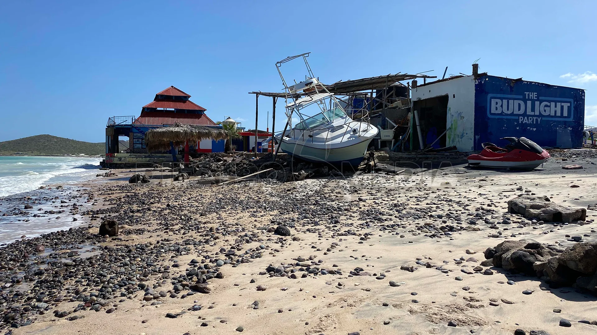 Barco sobre la arena en playa El Tecolote