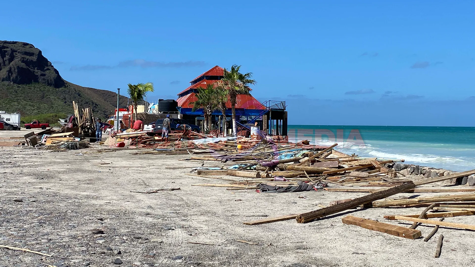 Vista del restaurante de la playa El Tecolote, desde la vista de llegada de los turistas