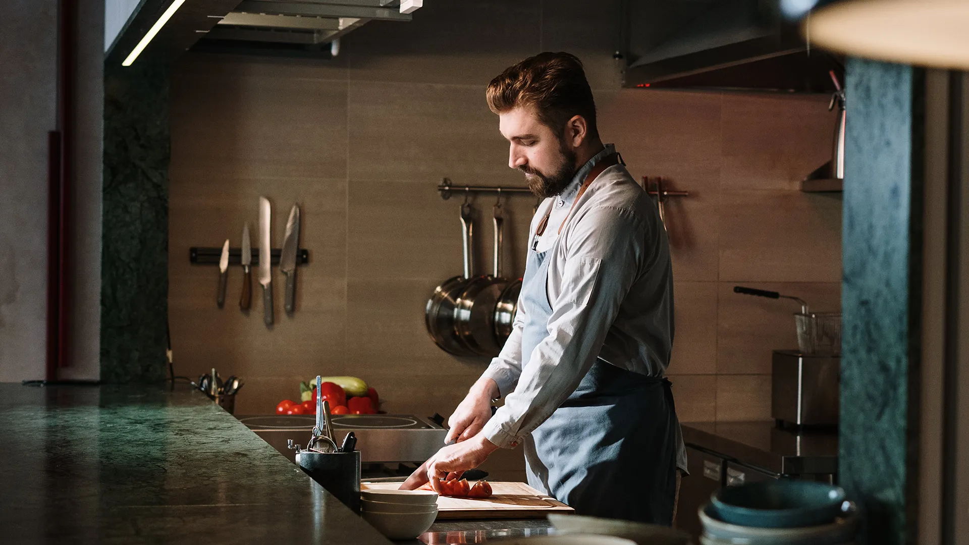 Una persona chef preparando alimentos