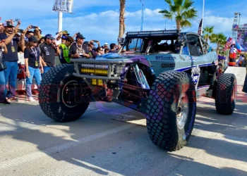 Auto de off road, en el evento de Baja 1000 o Baja Mil, saliendo desde La Paz, Baja California Sur