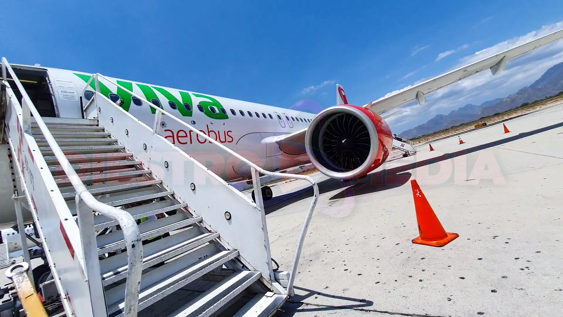 Avión de VivaAerobus en perspectiva