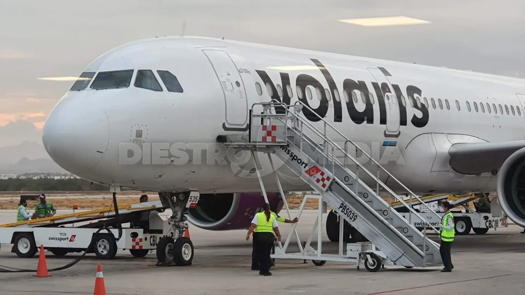Avión de volaris en pista de aterrizaje