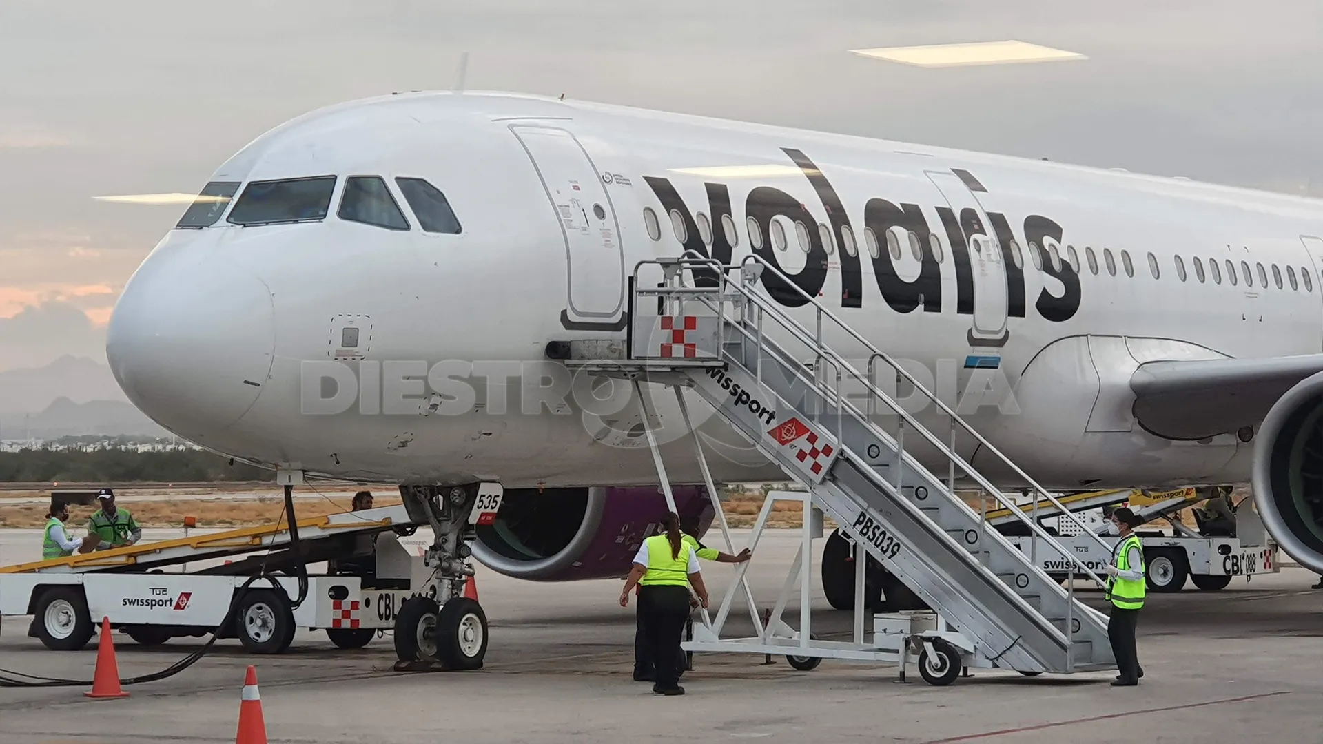Avión de volaris en pista de aterrizaje