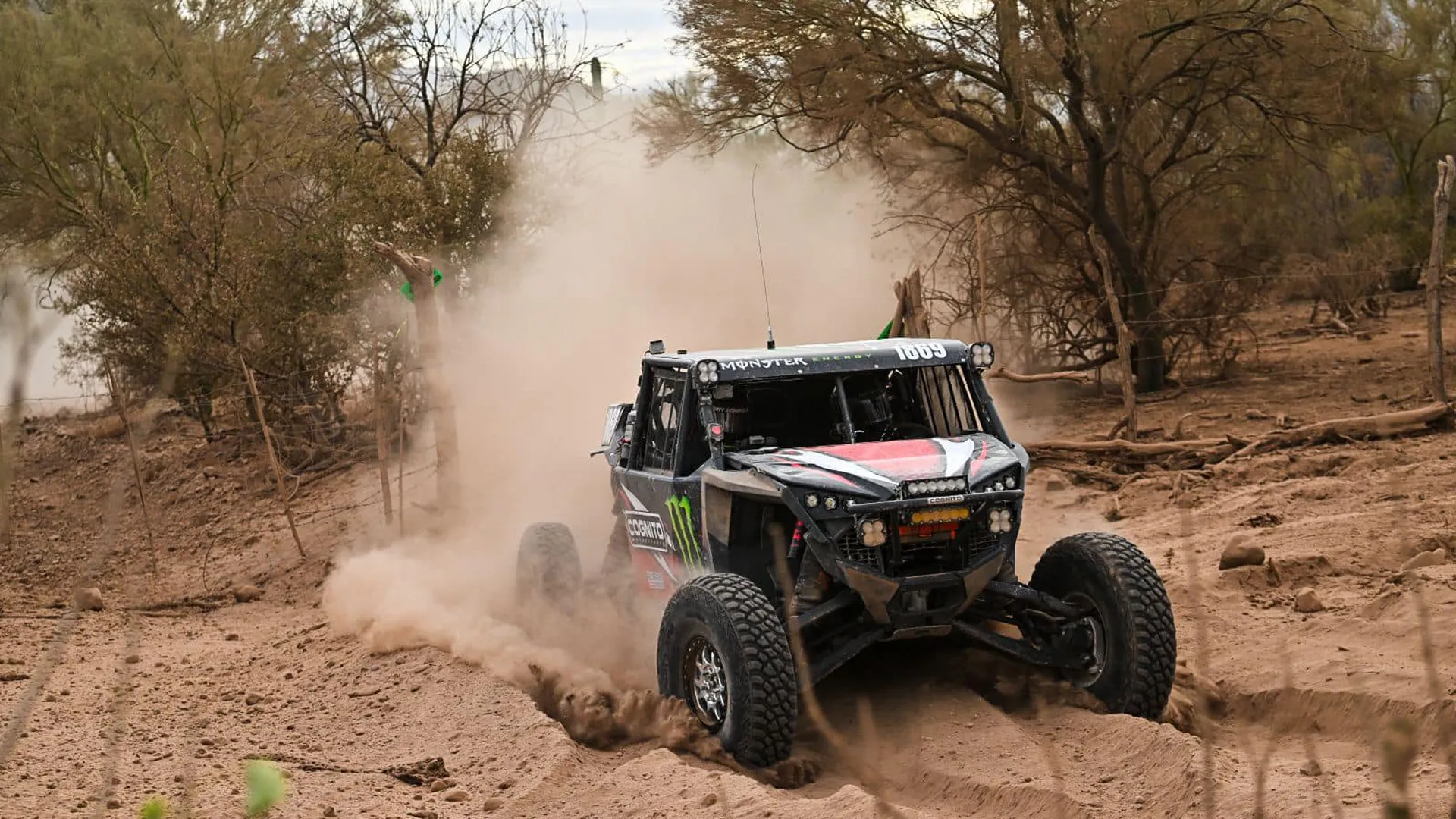 Score International entrega 300 mil pesos para reparar caminos rurales dañados por el OffRoad