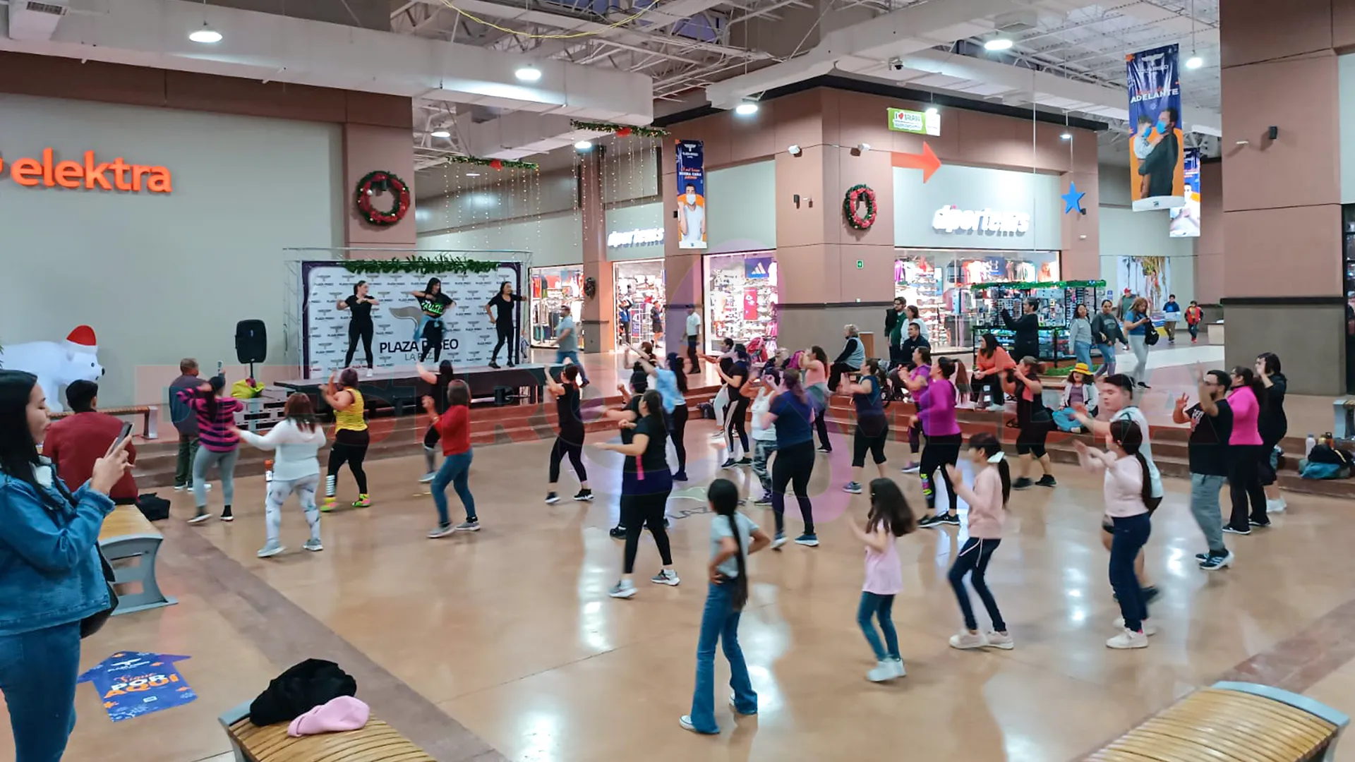 Grupo de personas participando en la clase de zumba gratuita por el primer aniversario del gimnasio Ultra Gym
