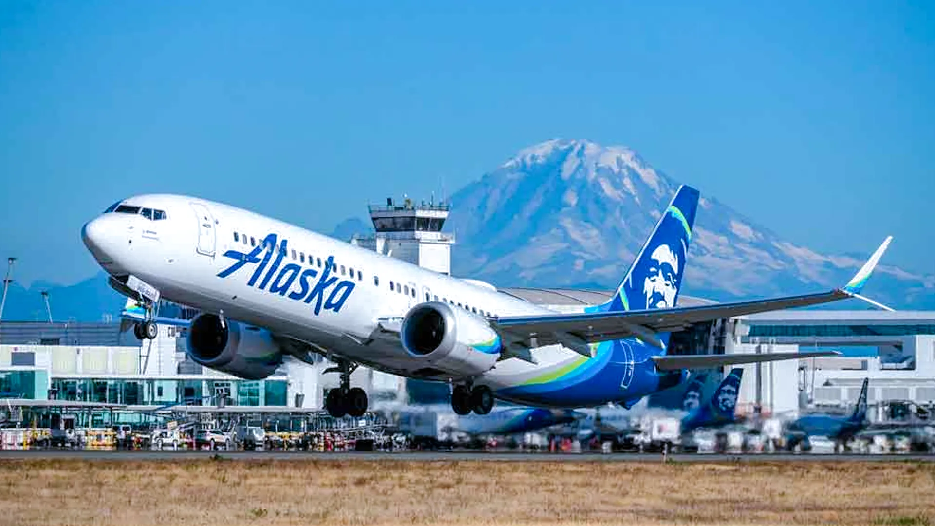 Avión de Alaska Airlines despegando desde aeropuerto