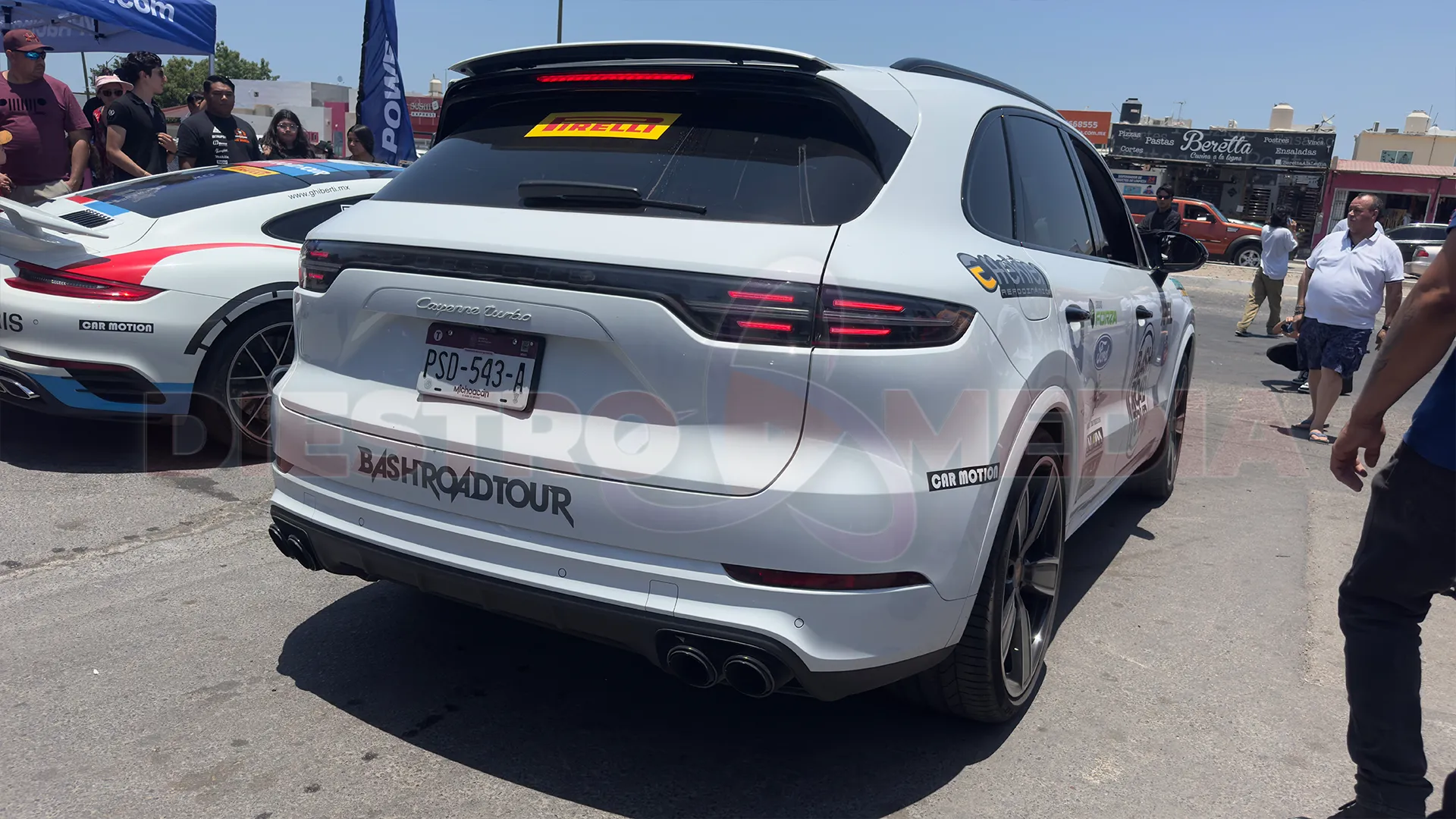 Porche Cayenne en estación de servicio VP Racing Pino Pallas