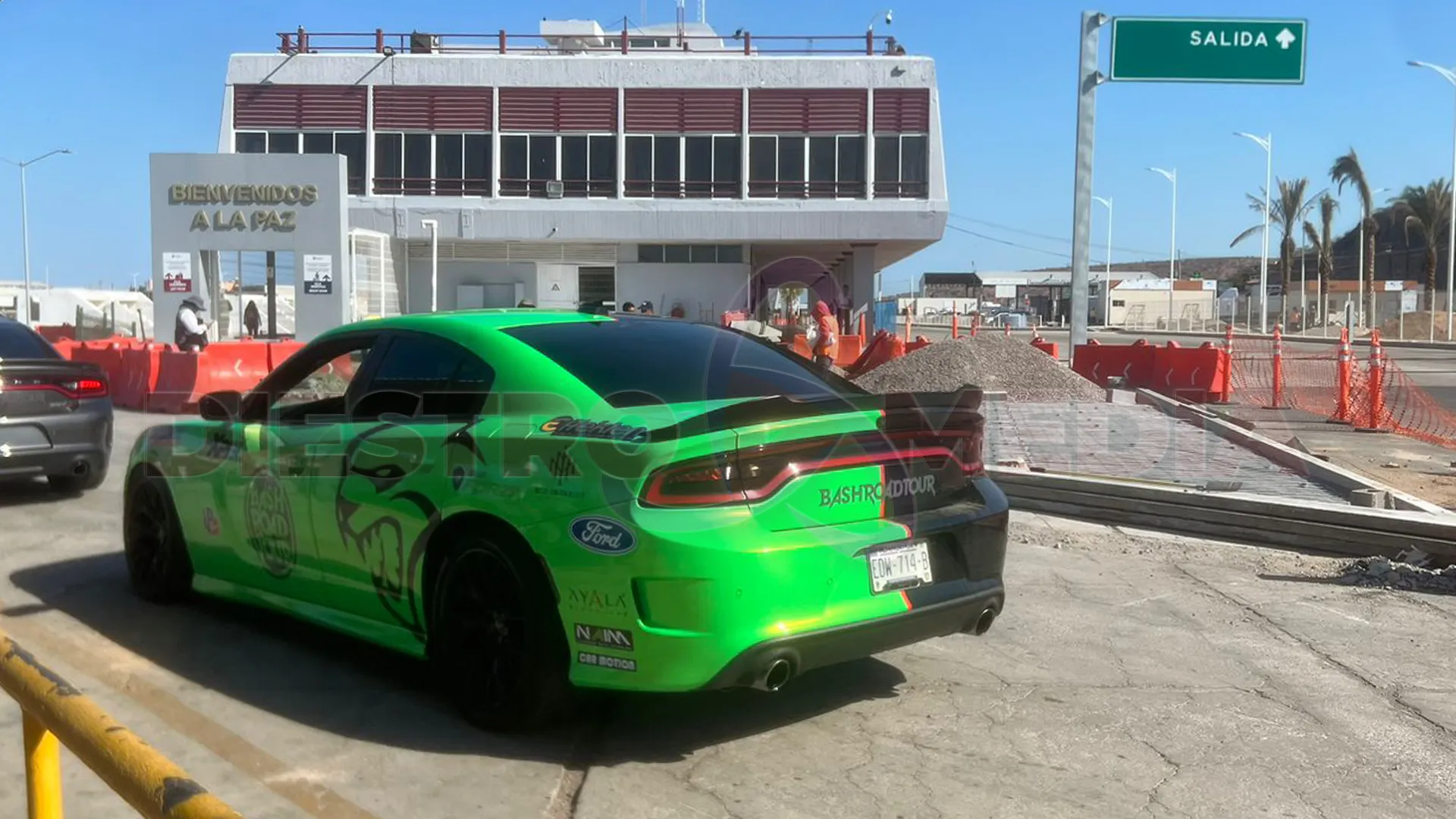arribo de autos de lujo en Puerto Pichilingue
