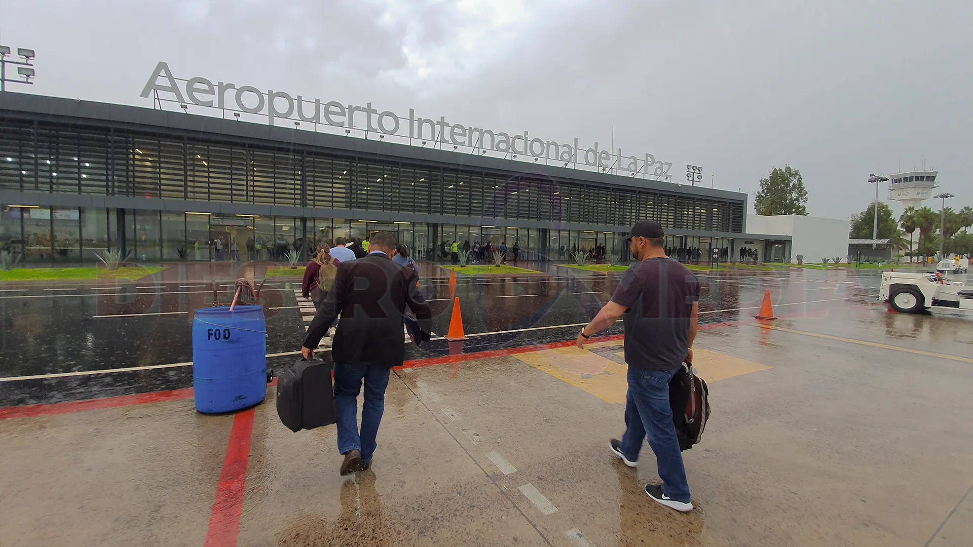 Multas en Cancún a turistas con dispositivos electrónicos ¿Qué pasa en La Paz y Los Cabos?