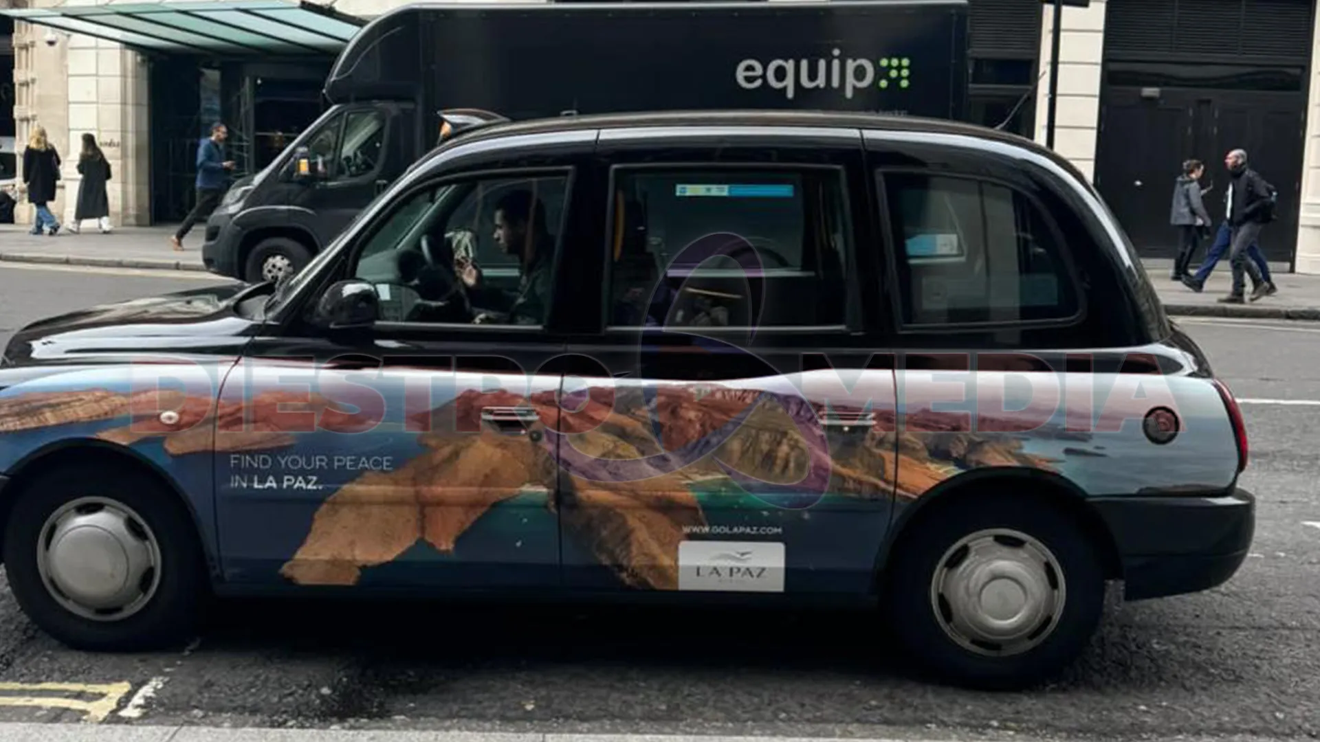 La Paz atrae turismo en Londres en taxi