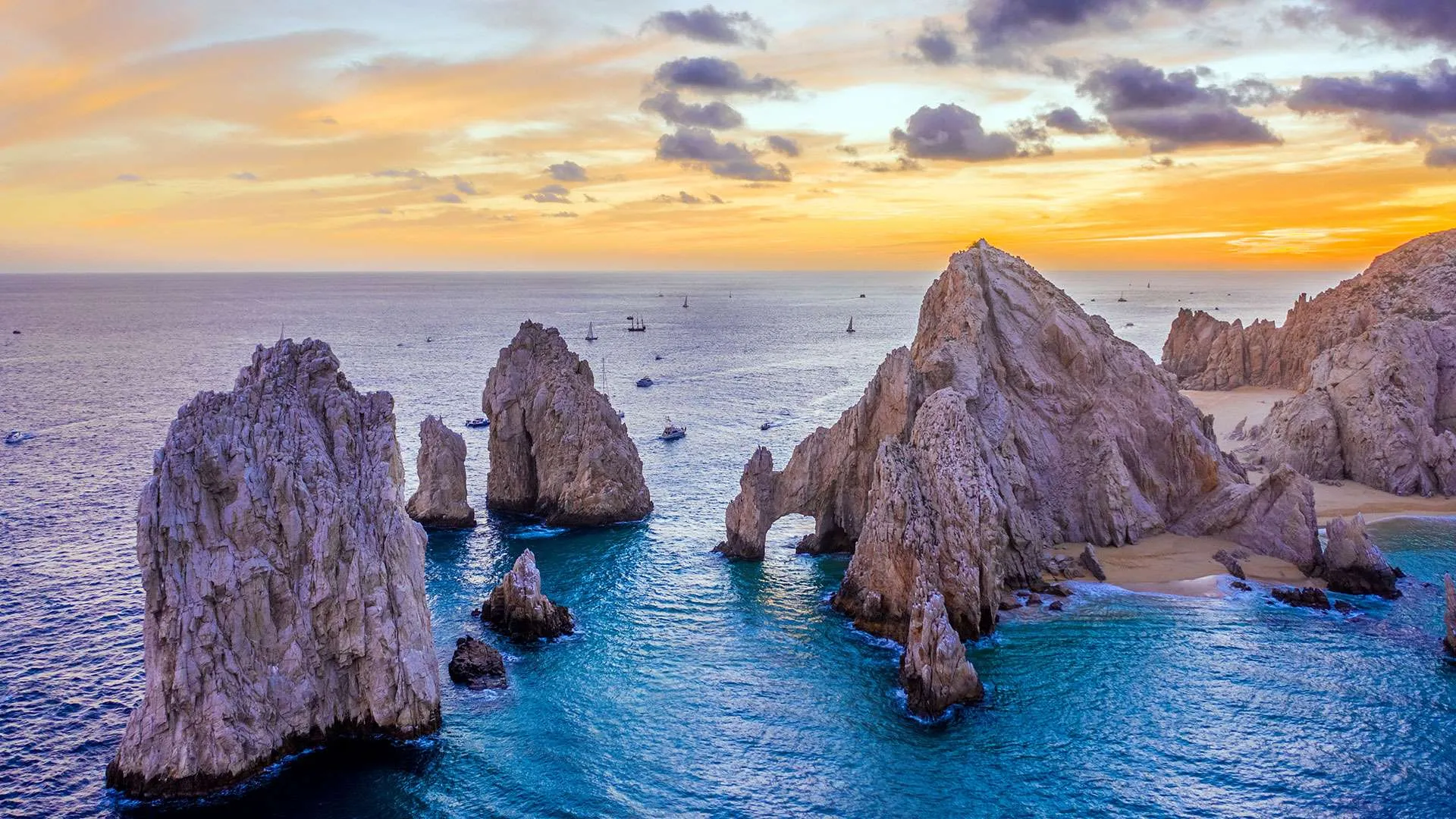 Vista aérea con atardecer del Arco Finisterra, en Cabo San Lucas