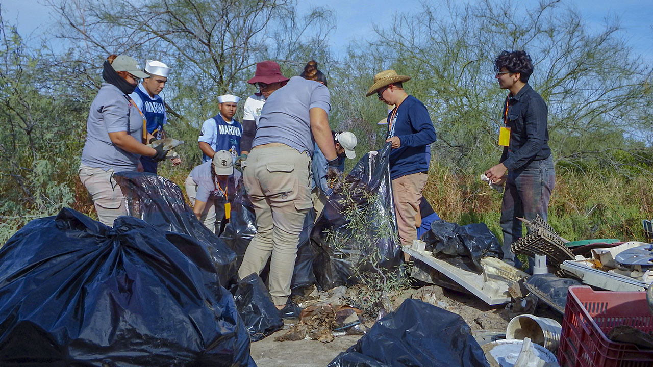 Setenta y seis voluntarios recolectaron 940 kilogramos de residuos en macro limpieza del estero HZ / Foto: Cortesía / Ayuntamiento de La Paz