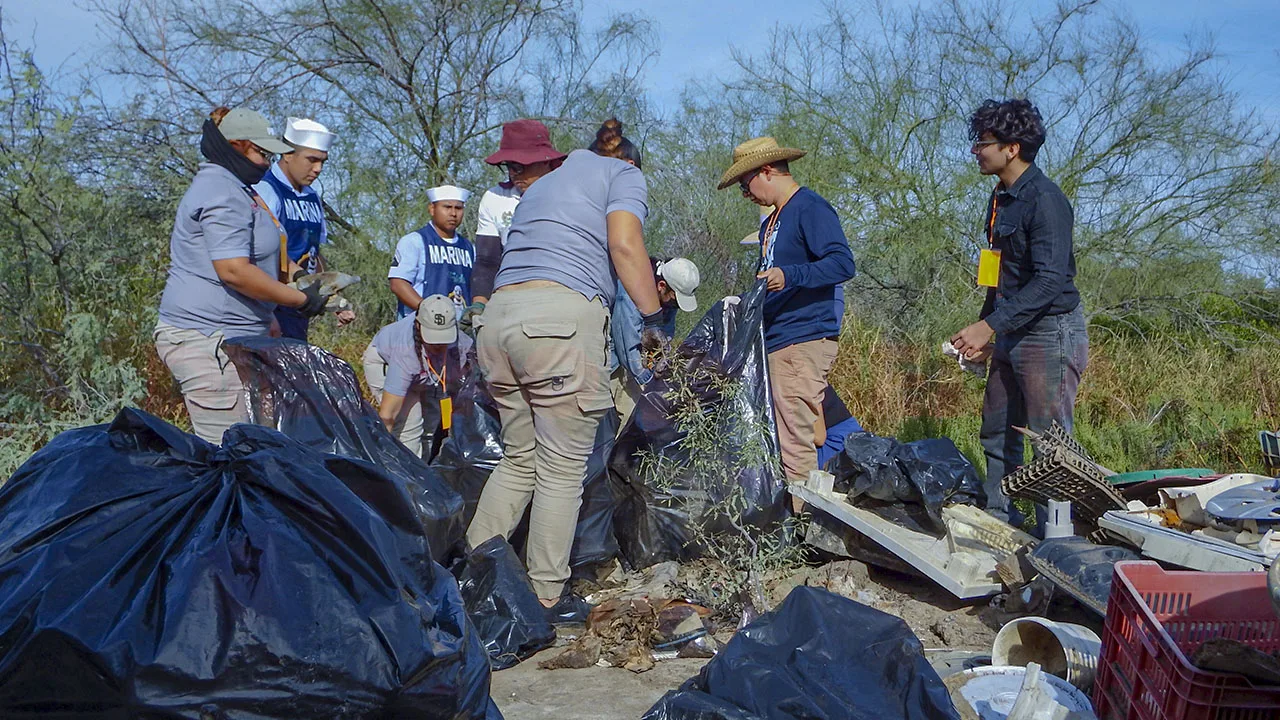 Setenta y seis voluntarios recolectaron 940 kilogramos de residuos en macro limpieza del estero HZ / Foto: Cortesía / Ayuntamiento de La Paz