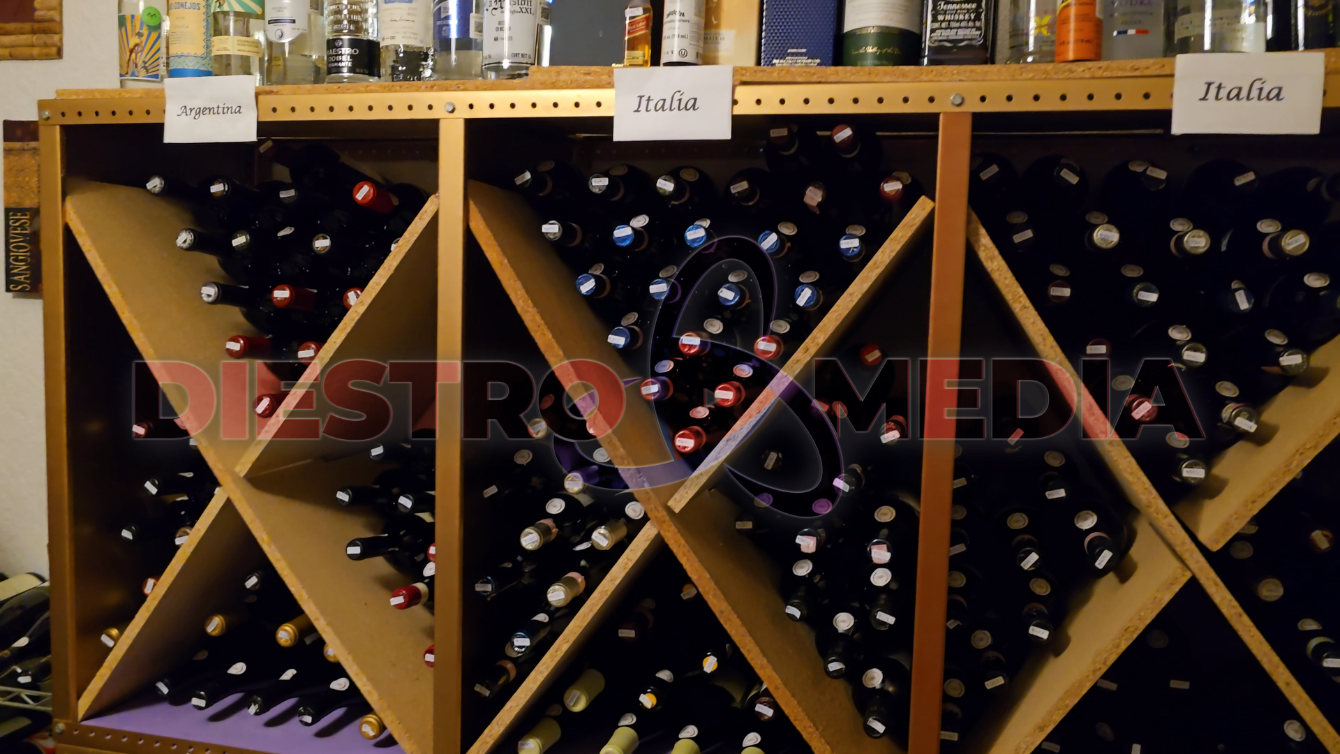 La cava resguarda etiquetas de países como México, Italia, España, Chile, Argentina, entre otras / Foto: Fernando Becerra / Diestro.Media
