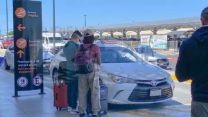 ¿Por qué Uber no puede ingresar al aeropuerto de La Paz y qué opciones tiene el viajero?