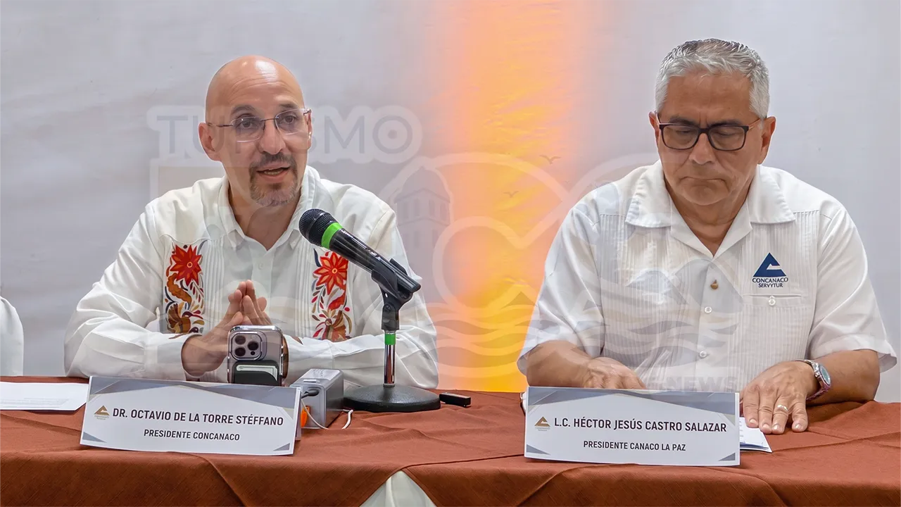 Octavio de la Torre de Stéffano, presidente de CONCANACO SERVYTUR, presenta los resultados de La Gran Escapada 2026 durante rueda de prensa en La Paz, Baja California Sur / Foto: Pablo Diestro / TurismoBCS.news