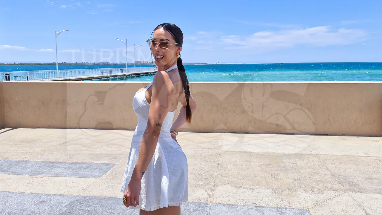 Danik Michel, conductora de SNSerio y creadora de contenido con seis millones de seguidores en Instagram, durante su segunda visita al Torneo Maja El Grande en La Paz, Baja California Sur / Foto: Pablo Diestro / TurismoBCS.news