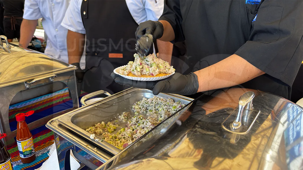 El Torneo Maja El Grande estrenó en su quinta edición un festival de ceviche solidario con fondos para niñas y niños con cáncer y autismo en el malecón de La Paz / Foto: Pablo Diestro / TurismoBCS.news