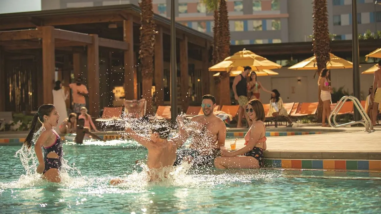 La Marina de Cabo San Lucas recibirá un hotel con recinto para mil 500 espectadores operado por Universal Studios, como parte del desarrollo turístico The Place at Cabo de Grupo Questro / Foto: Cortesía / KPH Pool en tripadvisor.com.mx