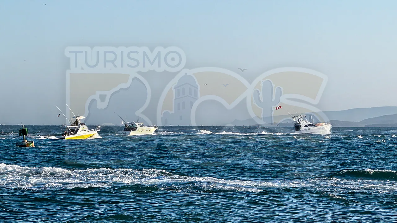 Martín Insunza Tamayo, director general de FONMAR, y Alfonso Navarro, CEO del Torneo Maja El Grande, durante la quinta edición del certamen de pesca deportiva más grande de La Paz, Baja California Sur / Foto: Pablo Diestro / TurismoBCS.news