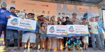 Tabla de resultados del Torneo Maja El Grande 2026 con los tres primeros lugares, Jicameros con 49.80 libras, Briana Sportfishing con 46.40 y Estrella del Mar con 43.60, en el muelle fiscal de La Paz / Foto: Pablo Diestro / TurismoBCS.news