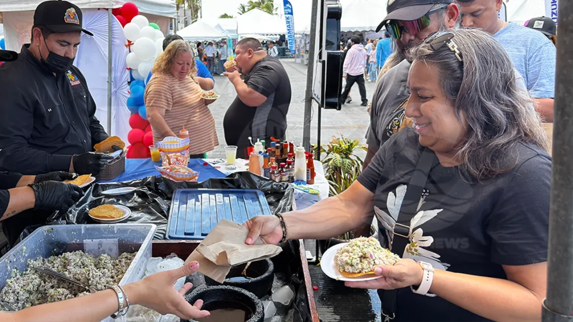 El Gran Ceviche con Causa 2026 reunió a 15 restauranteros de La Paz en el malecón para preparar más de 1 tonelada 650 kilos de ceviche, con fondos para Oleadas de Luz y el CRIT Teletón La Paz / Foto: Pablo Diestro / TurismoBCS.news