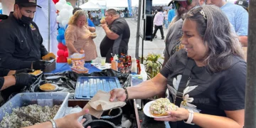 El Gran Ceviche con Causa 2026 reunió a 15 restauranteros de La Paz en el malecón para preparar más de 1 tonelada 650 kilos de ceviche, con fondos para Oleadas de Luz y el CRIT Teletón La Paz / Foto: Pablo Diestro / TurismoBCS.news