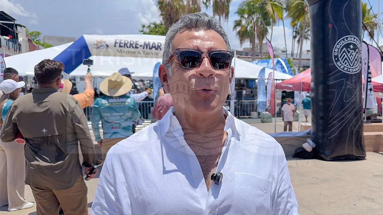 Héctor Sandarti, actor y conductor de Televisa y Telemundo, en el Gran Ceviche con Causa 2026 del Torneo Maja El Grande en el malecón de La Paz, Baja California Sur / Foto: Pablo Diestro / TurismoBCS.news