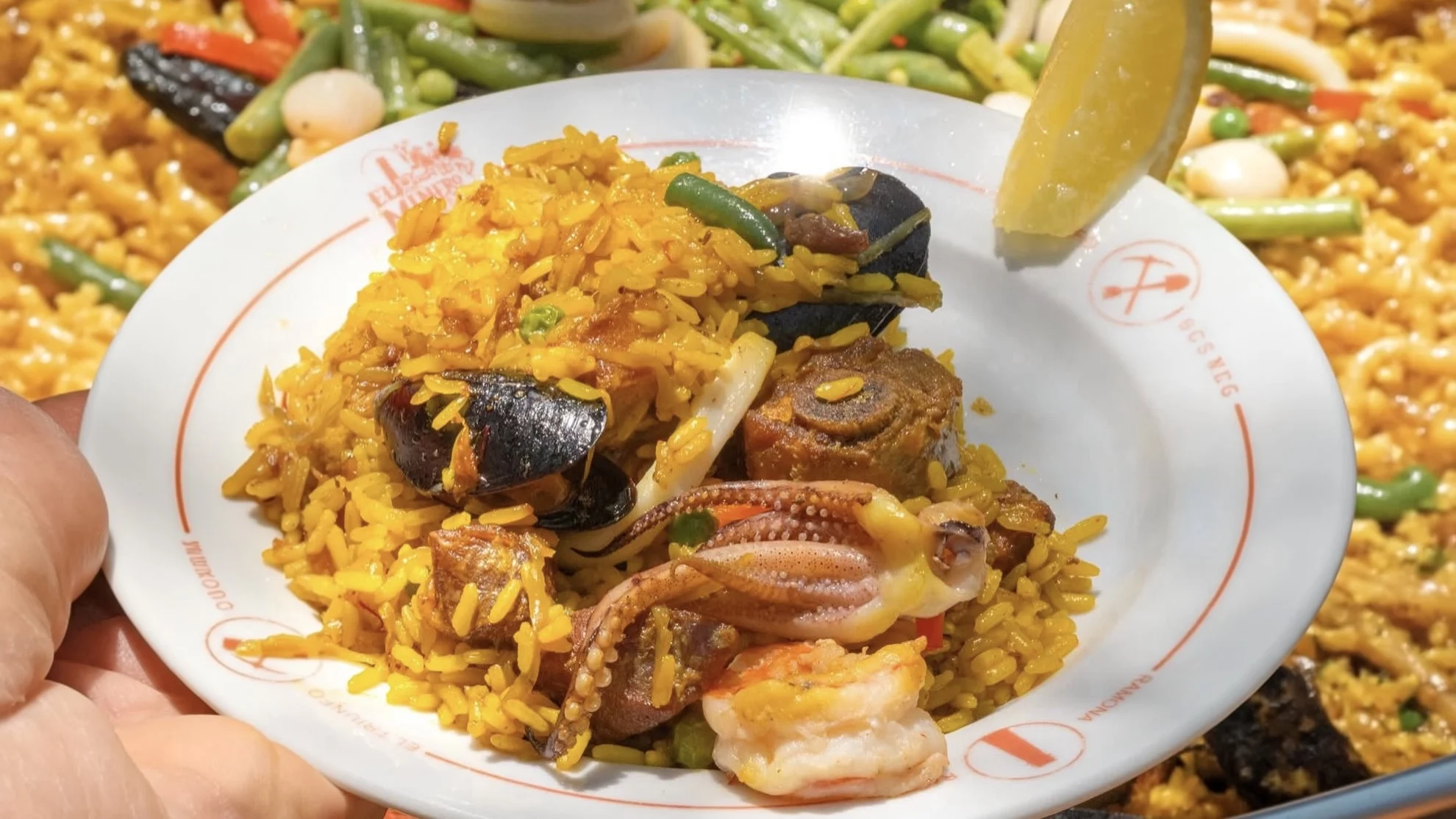 Seis chefs de Baja California Sur concursan con sus paellas en El Triunfo ante un jurado a ciegas y el voto del público asistente al Festival / Foto: Cortesía / Festival de Paellas & Vinos de El Triunfo